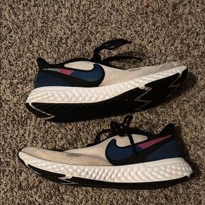 Nike Woman’s Revolution 5 running shoes